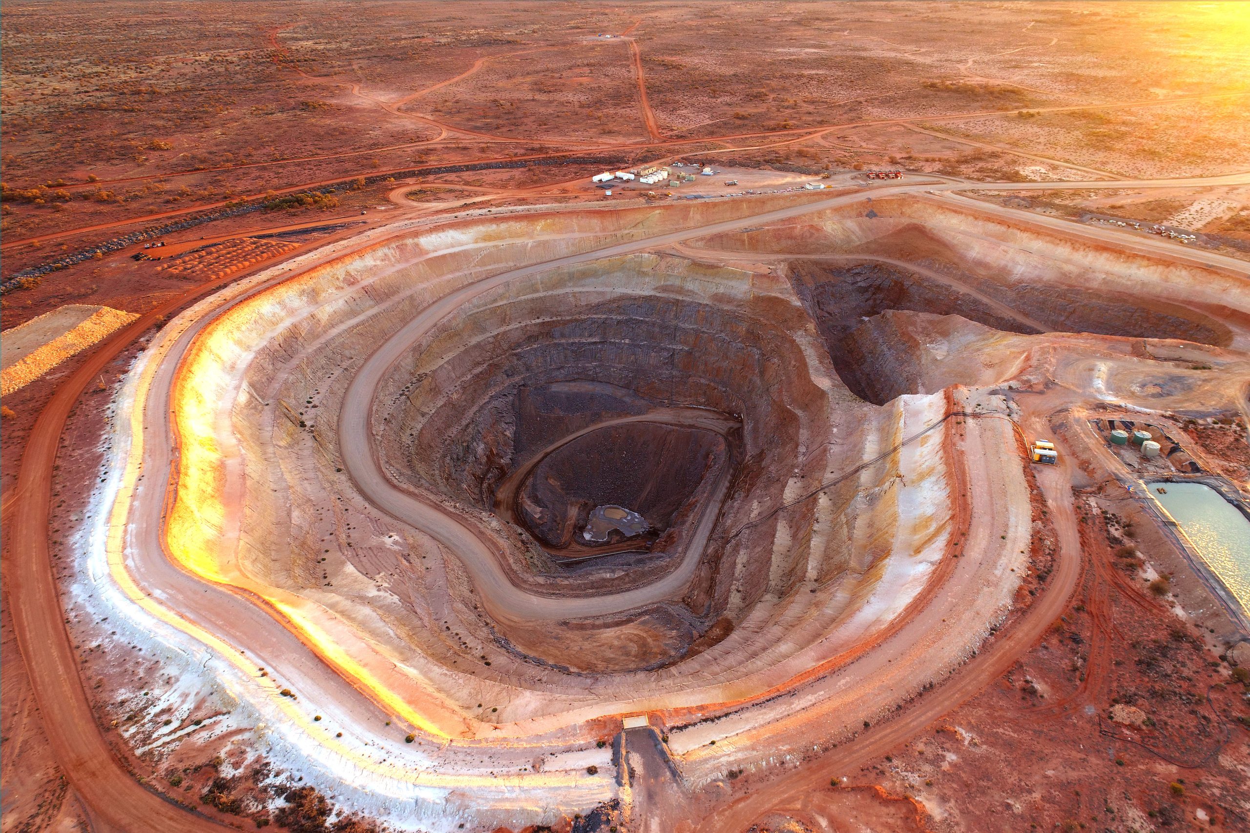 Open,Cut,Gold,Mining,Operation,In,Remote,Australia,Showing,Pit